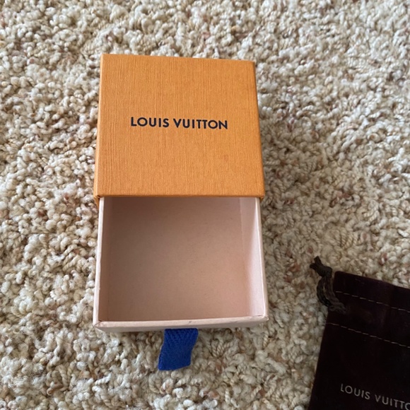 Louis Vuitton alphabet ring - Picture 6 of 14